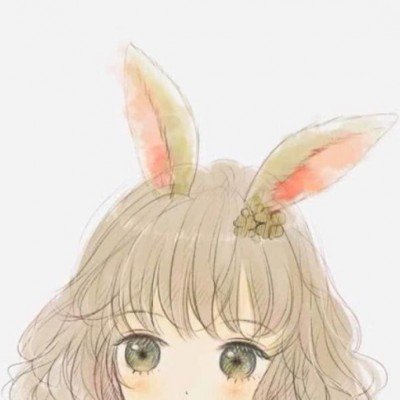 女子穿着带有巨大吊牌旗袍街头拍照
